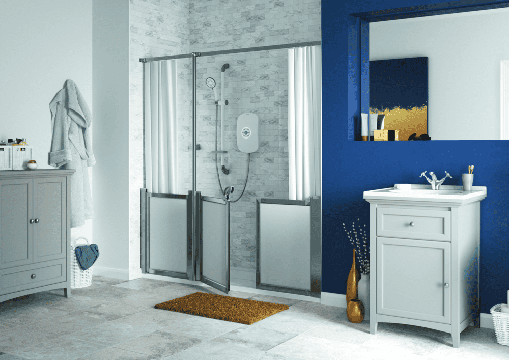 Shower with half height shower screens